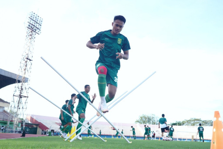 Cedera Perlahan Pulih, Persebaya Tak Buru-buru Beri Comeback Koko Ari