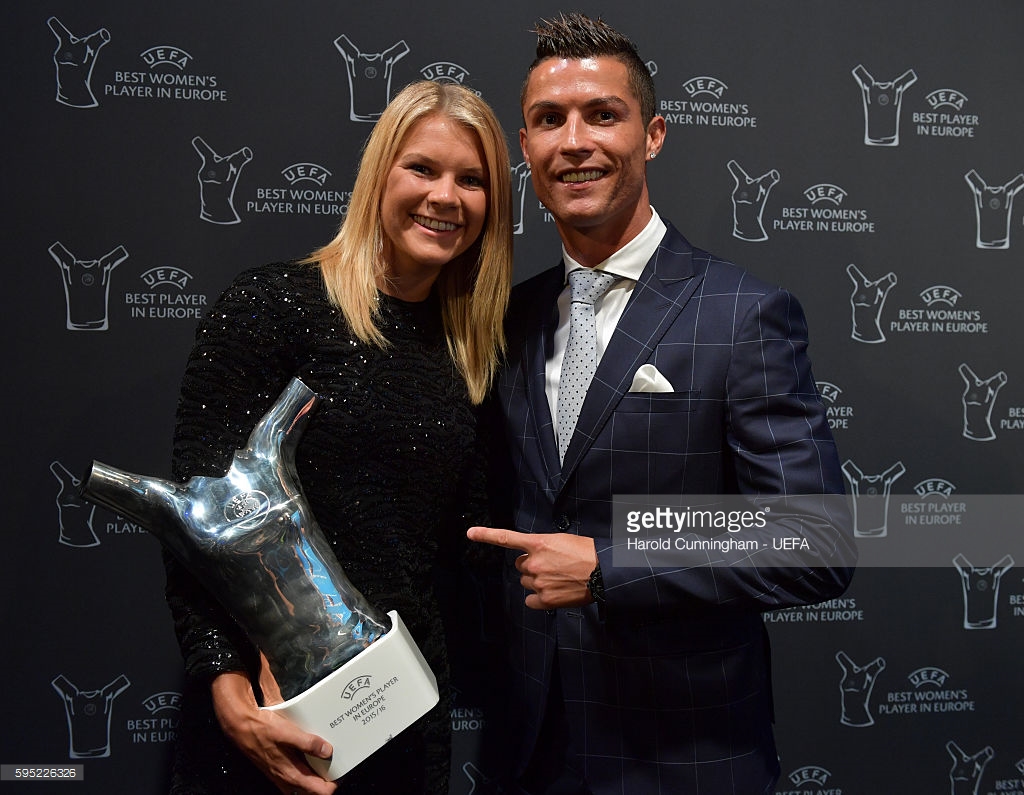 Cristiano Ronaldo Raih Penghargaan Pemain Terbaik Eropa 2016