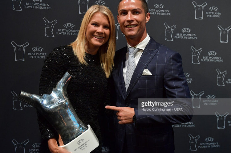 Cristiano Ronaldo Raih Penghargaan Pemain Terbaik Eropa 2016