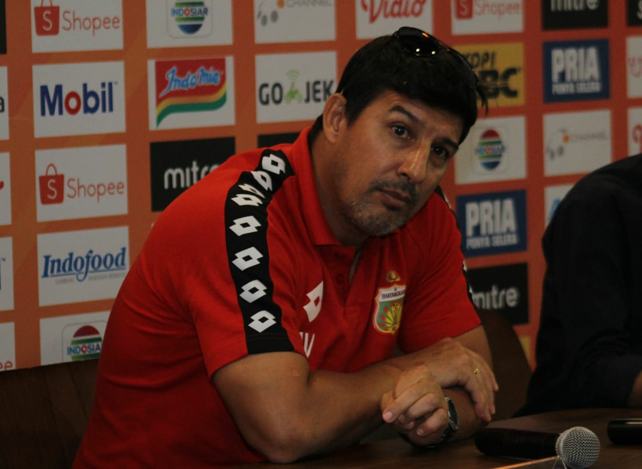 Pelatih Bhayangkara FC Ogah Peduli Masalah Persib
