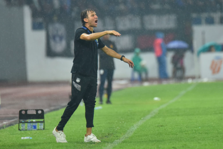 Umuh Muchtar Akui Terkejut Luis Mundur dari Persib