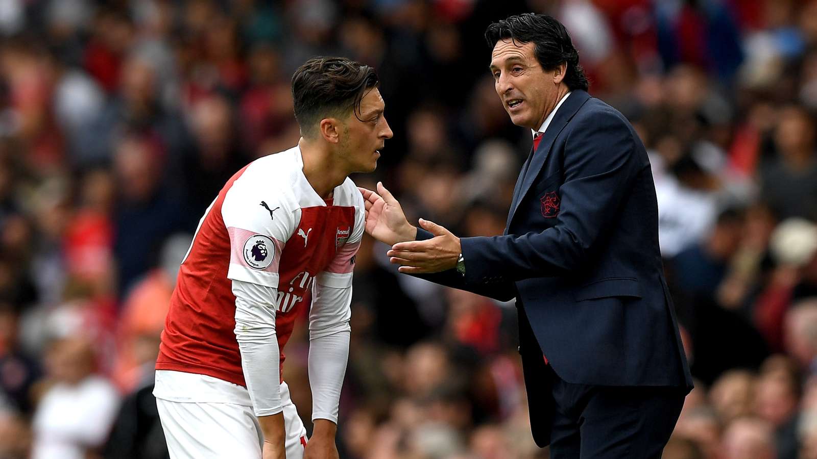 Legenda Arsenal Berharap Ozil Bertahan Lebih Lama ketimbang Emery