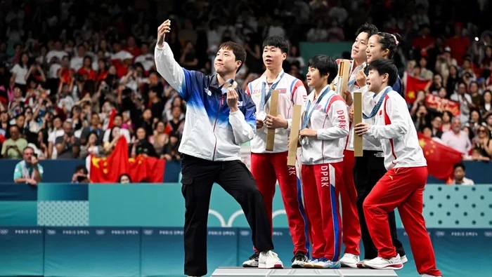 Olimpiade Paris 2024: Persahabatan Bagai Kepompong, Atlet Korsel dan Korut Lakukan Wefie