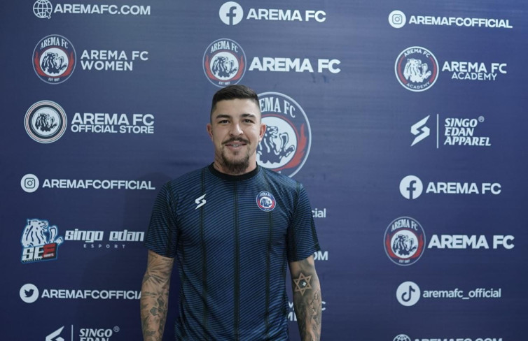Charles Raphael Rasakan Pengalaman Berbeda dalam Derbi Jatim