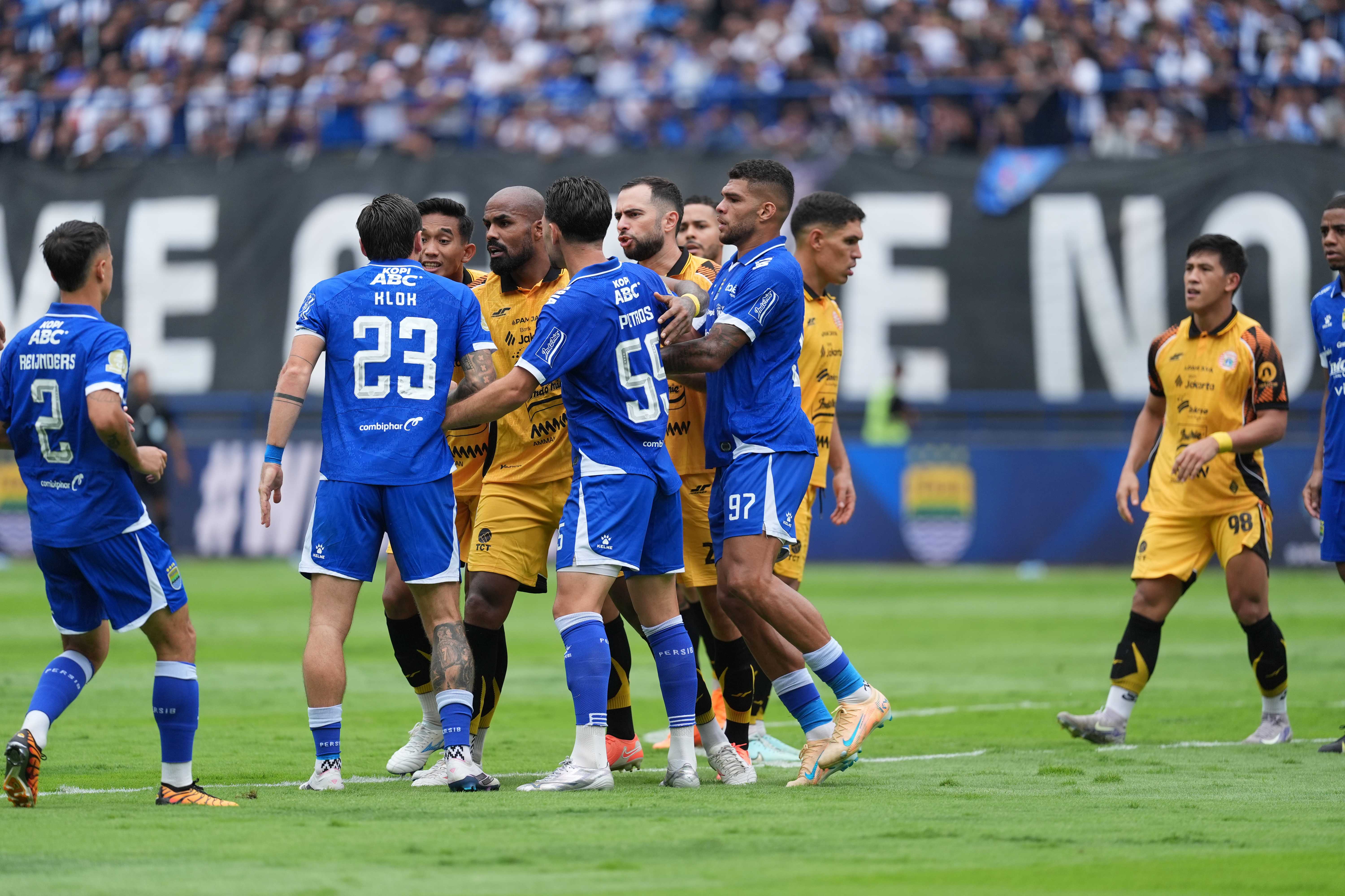Persija Dikalahkan Persib, The Jakmania Tuntut Manajemen Evaluasi Pemain