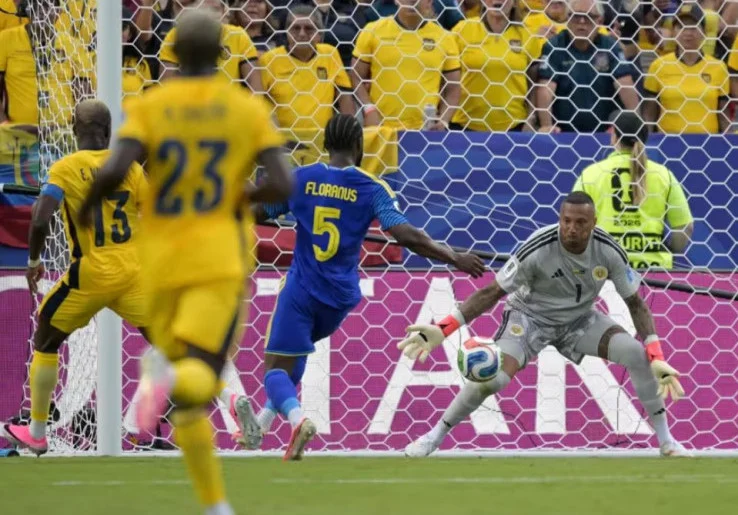 Eloy Room Tak Kalah Hebat dari Vozinha, Curacao Tahan Imbang Ekuador 0-0