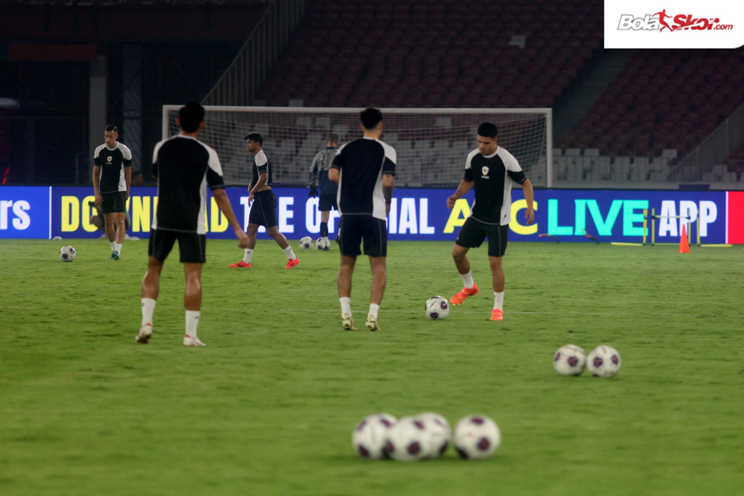 Aksi Ragnar Oratmangoen saat latihan resmi Timnas Indonesia di Stadion Utama Gelora Bung Karno (SUGBK), Jakarta, Kamis (14/11), jelang lawan Jepang keesokan harinya. (MP Media/BolaSkor/Didik Setiawan)