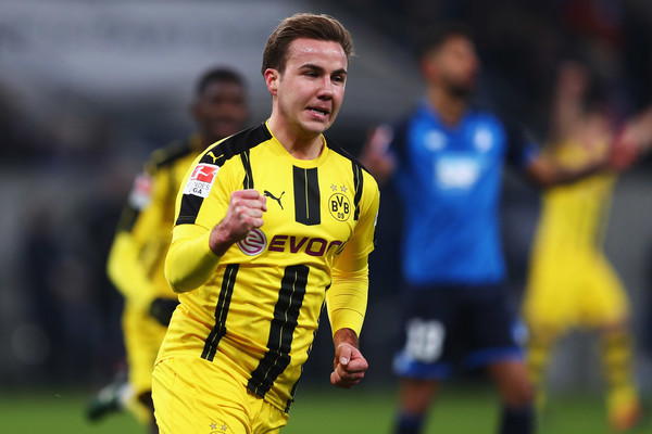 Gelandang Borussia Dortmund Kesulitan Masuk ke Mobilnya Sendiri