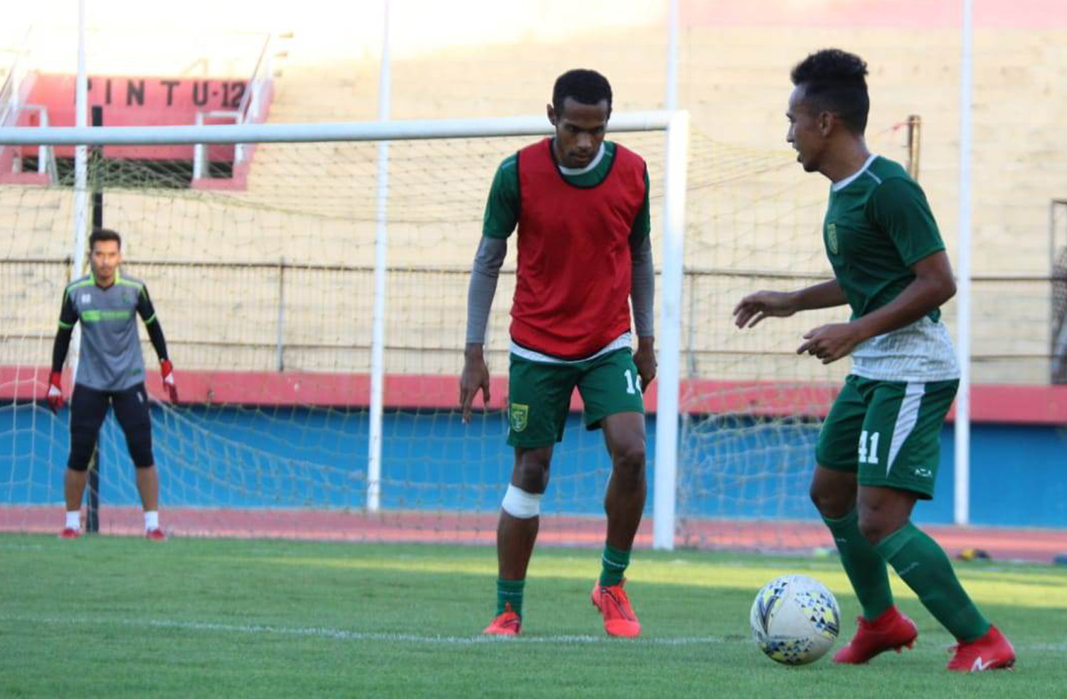 Demi Konsisten Bela Timnas, Winger Persebaya Cari Tahu Karakter Simon McMenemy