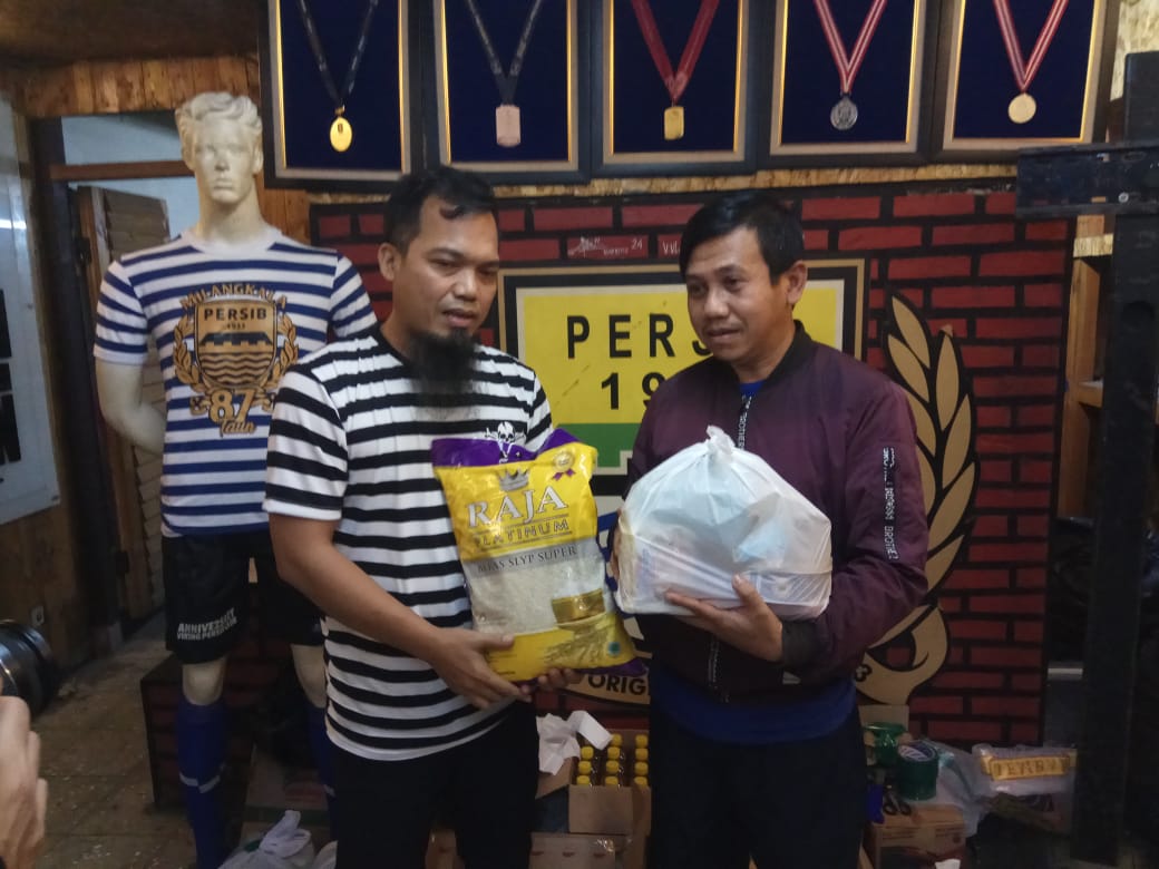 Perhatian pada Anggota, Viking Persib Club Berbagi Paket Sembako