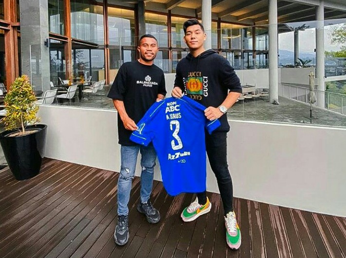 Kisah Bek Persib dan Penyanyi Brunei Darussalam yang Saling Mengidolakan