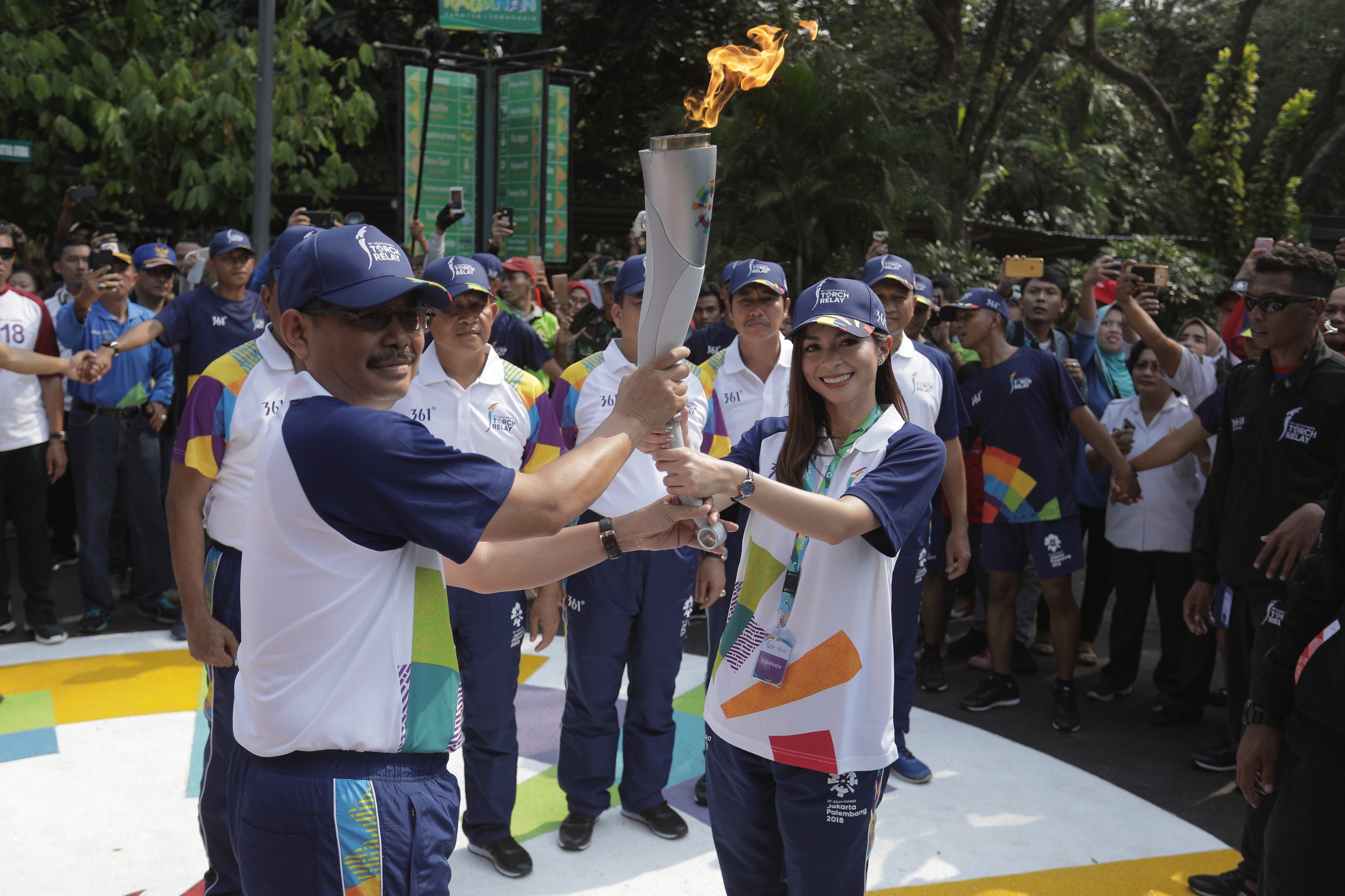 Galeri Foto: Torch Relay Asian Games 2018 Memasuki Etape Akhir di Jakarta