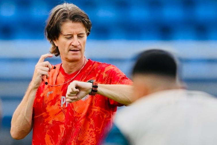 Pieter Huistra Waspadai Penyerang Persib Bandung