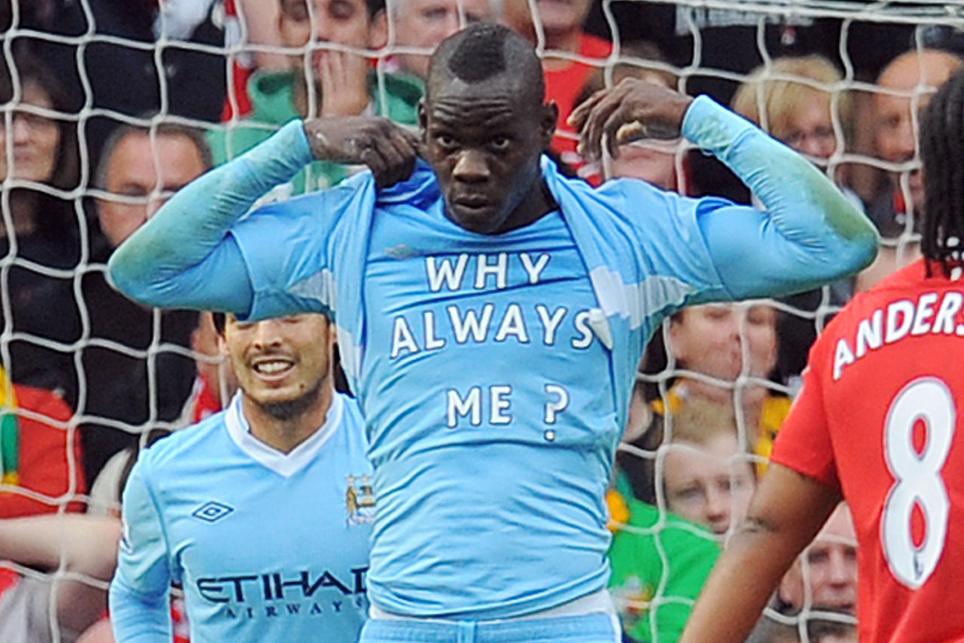 Nostalgia Derby Manchester: Ketika Mario Balotelli Memamerkan 'Why Always Me' di Old Trafford