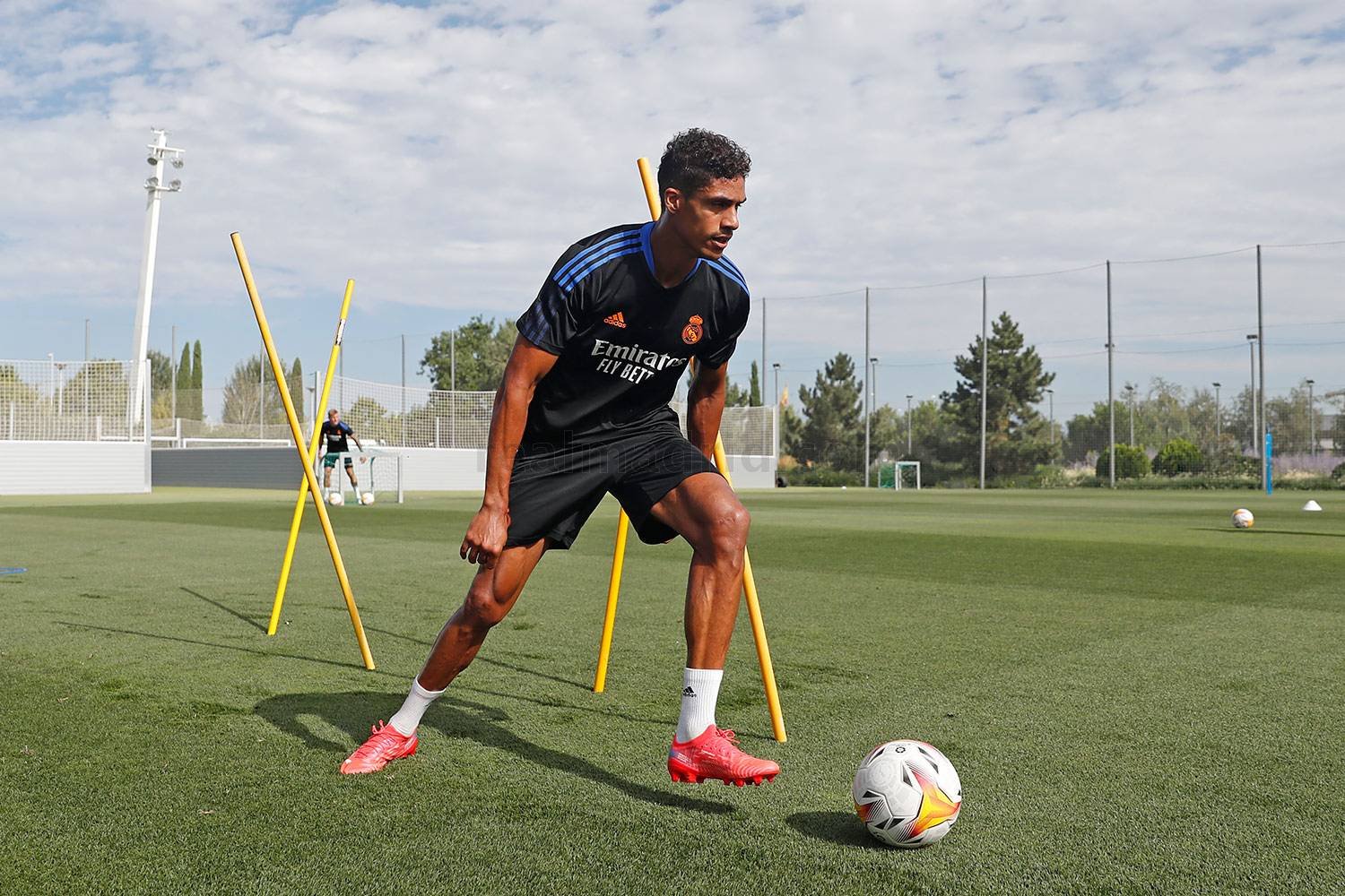 Raphael Varane Buka Peluang Bertahan di Real Madrid