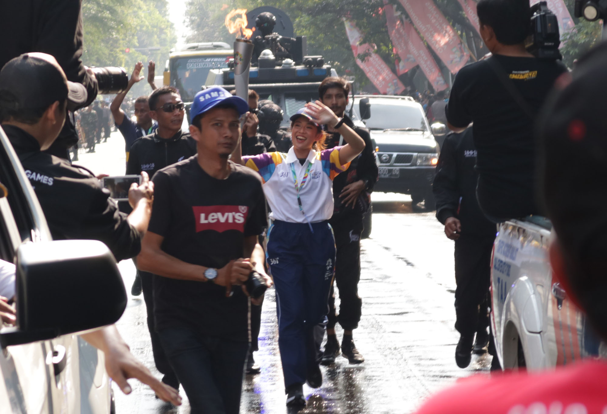 Galeri Foto: Dian Sastro hingga Legenda Timnas Bawa Obor Asian Games 2018 di Kota Solo