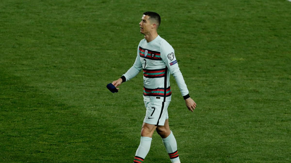 Cristiano Ronaldo Jelaskan Alasan Marah dan Buang Ban Kapten
