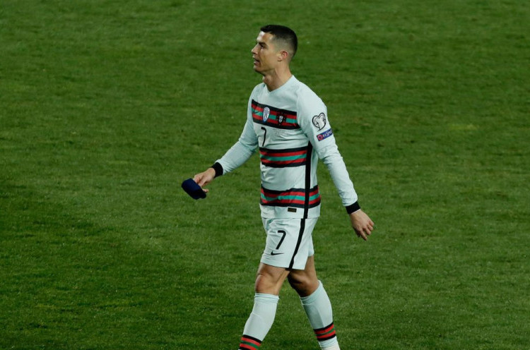 Cristiano Ronaldo Jelaskan Alasan Marah dan Buang Ban Kapten