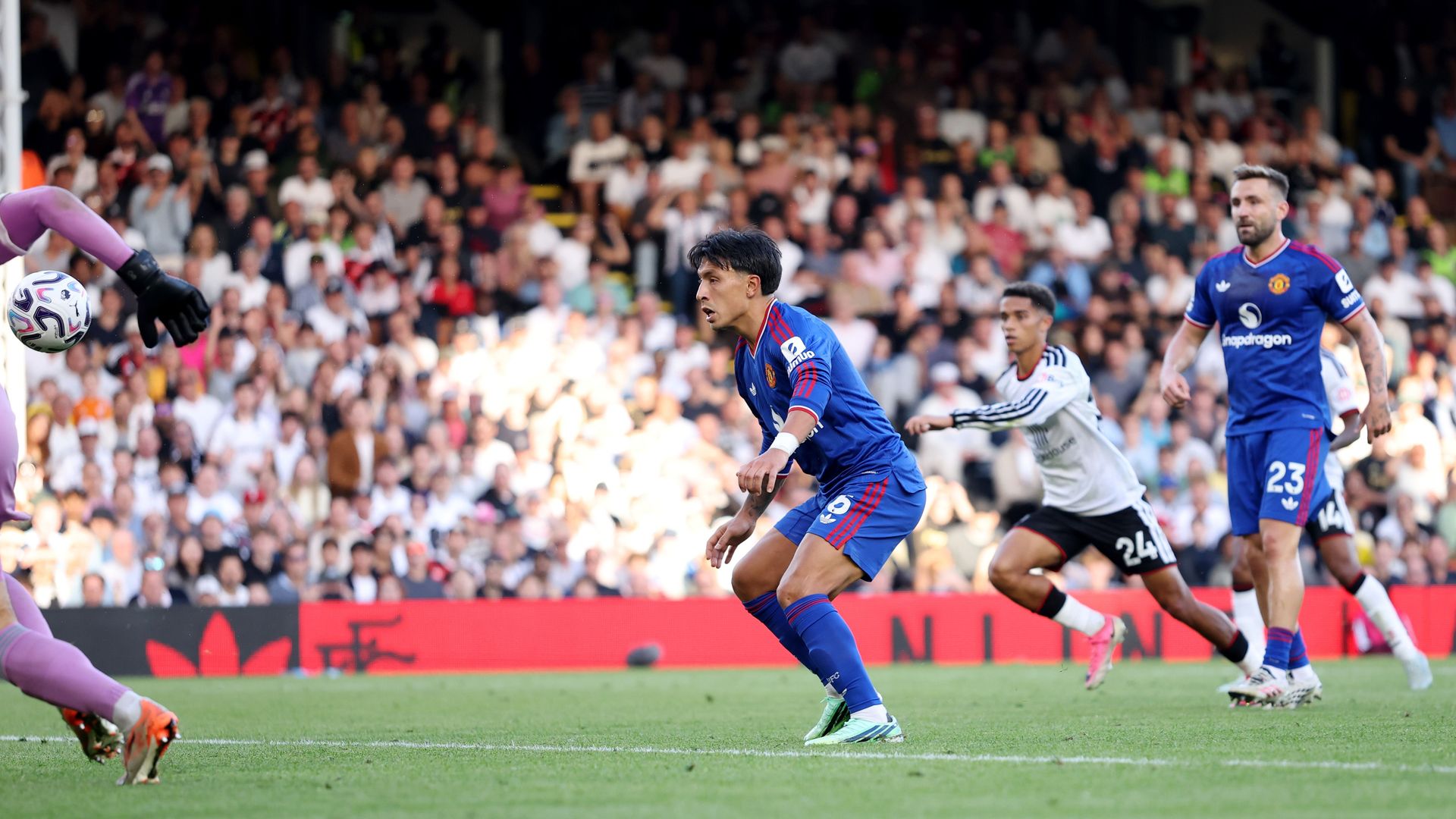 Lisandro Martinez cetak gol bunuh diri saat Manchester United hadapi Fulham. (Foto: Premier League)