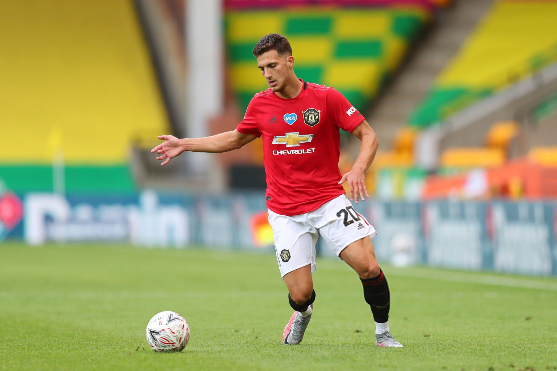 Menangi Persaingan Kontra AS Roma, AC Milan Dapatkan Diogo Dalot