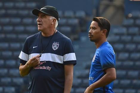 Meminta untuk Belajar Total Football, Pelatih Anyar Persib Isyaratkan Essien Bertahan