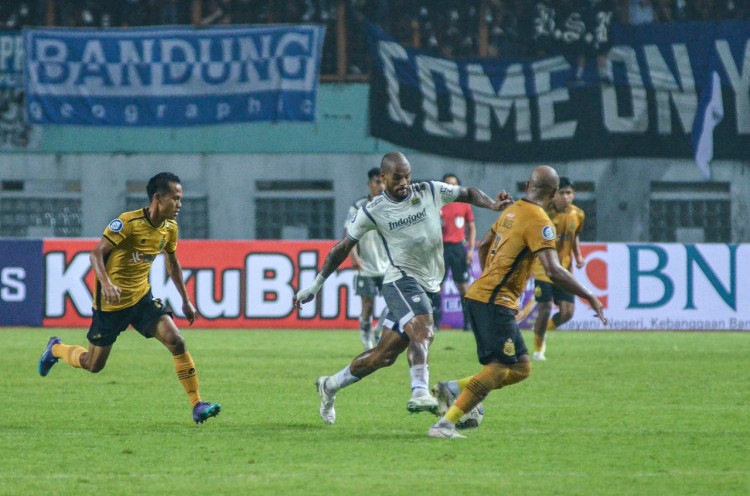 Tiga Pemain Cedera saat Hadapi Bhayangkara FC, Pelatih Persib Tak Merasa Khawatir