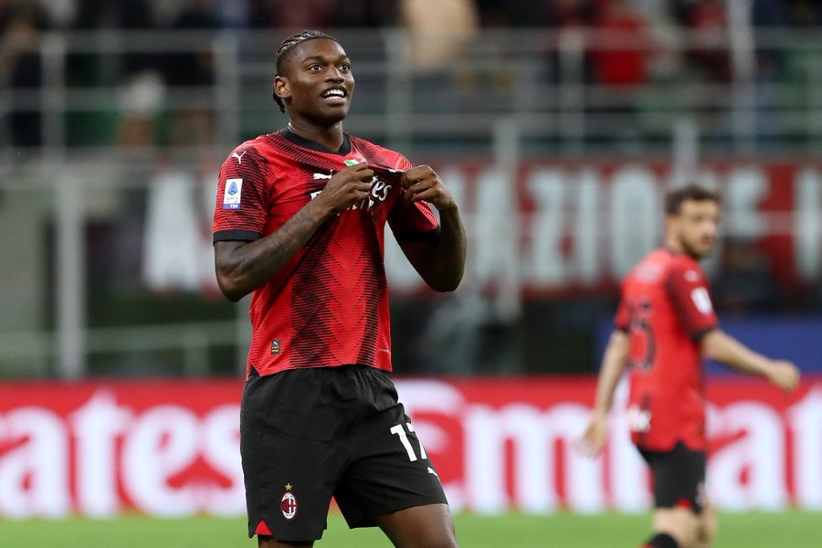 Dikaitkan dengan PSG, Rafael Leao Tegaskan Komitmen untuk Milan