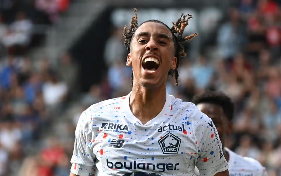 Manchester United Gigit Jari, Leny Yoro Lebih Pilih Gabung Madrid