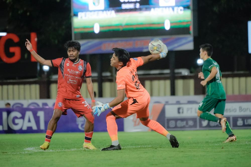 Rahasia Ernando Ari Gagalkan Penalti Rizky Dwi untuk Pastikan Kemenangan Persebaya