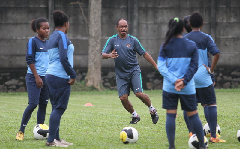 Rully Nere Resmi Ditunjuk Jadi Pelatih Timnas Wanita Indonesia