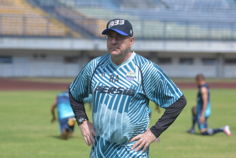 Betapa Puasnya Robert Alberts Lihat Persib Bungkam Bhayangkara FC