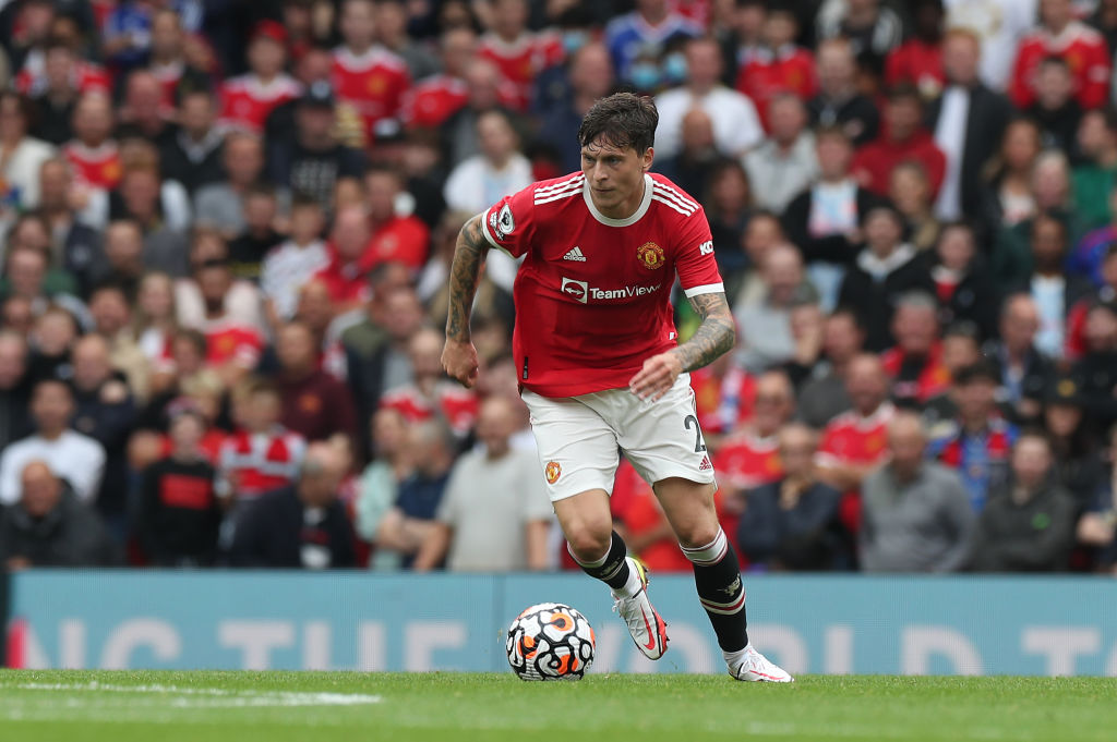 Victor Lindelof Sambut Hangat Kehadiran Varane