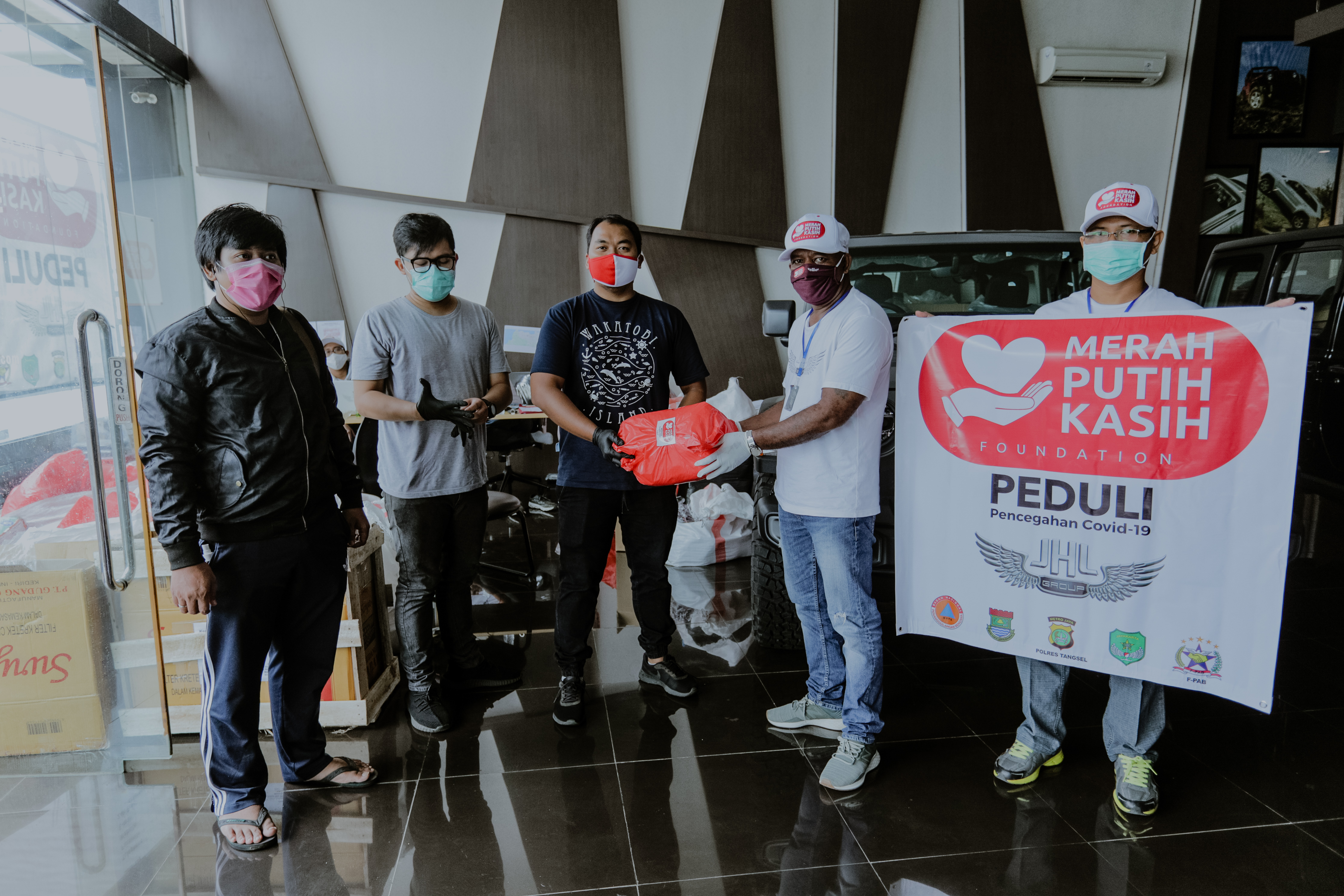 Merah Putih Kasih Foundation Gandeng PSSI Pers Salurkan 250 Sembako dan 100 APD