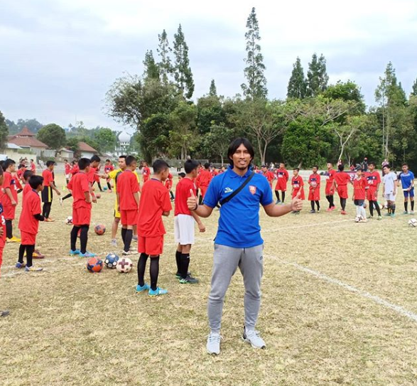 Budi Sudarsono: Si Piton yang Sukses Raih Juara Liga Indonesia dengan Dua Tim Berbeda