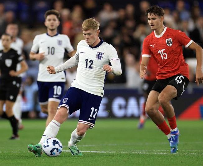 Panggil Lewis Hall, Lee Carsley Ingin Hadirkan Persaingan di Sisi Kiri Pertahanan Inggris