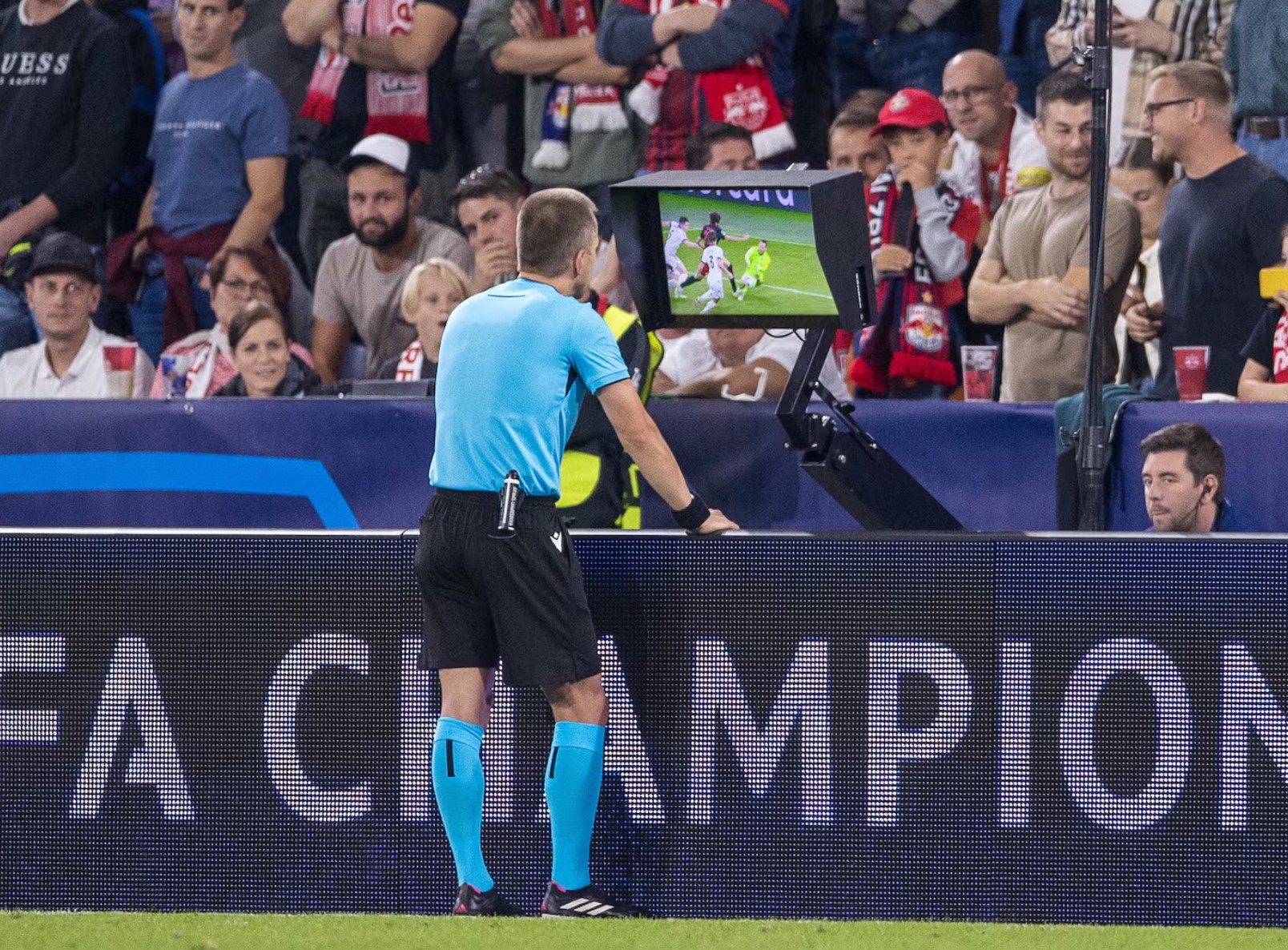 Curi Rambu Lalu Lintas saat Mabuk, Dua Wasit Polandia Dicoret UEFA dari Tugas Liga Champions