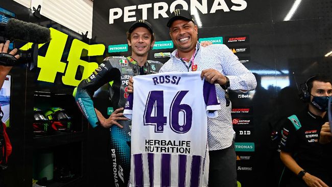 Pelukan Hangat dari Ronaldo untuk Rossi