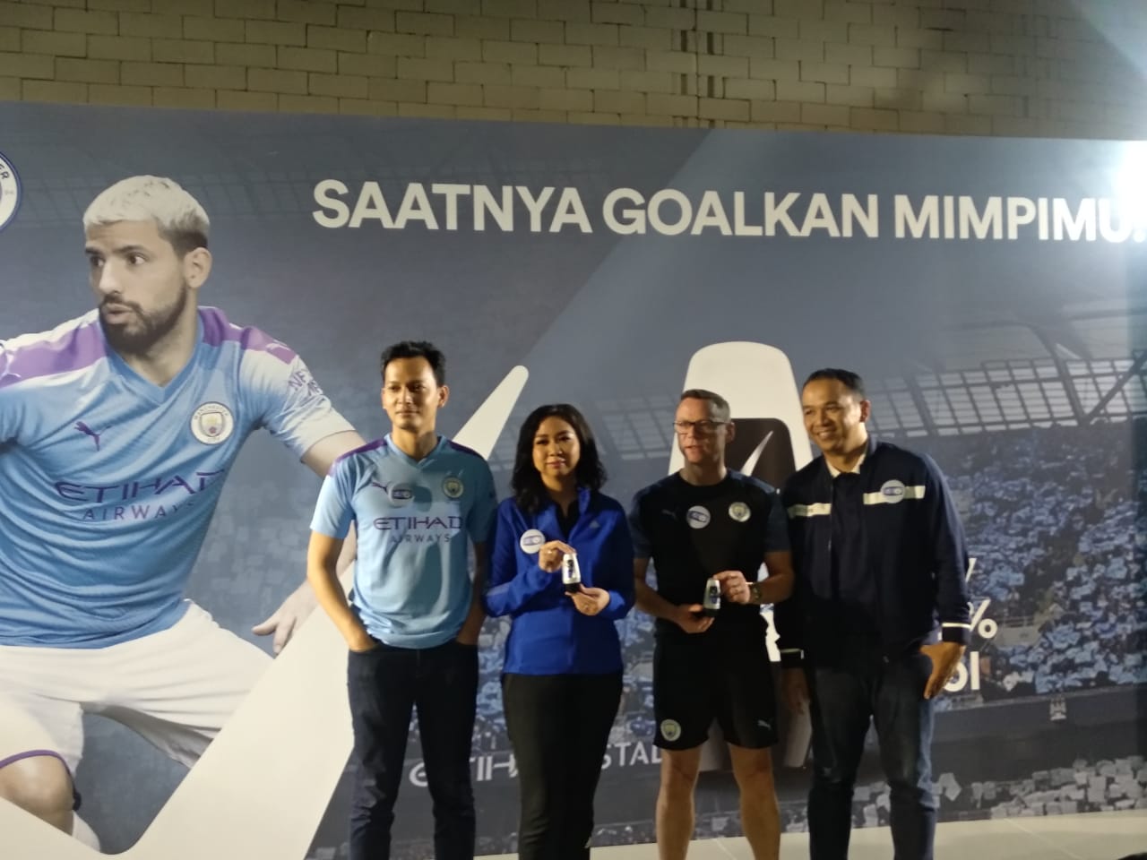 Ditanyai Keinginan Tangani Manchester City, Paul Dickov Hanya Tertawa