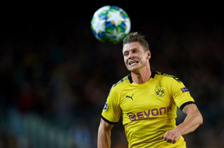 Tekuk PSG, Bek Borussia Dortmund Prediksi Leg Dua yang Sulit di Paris