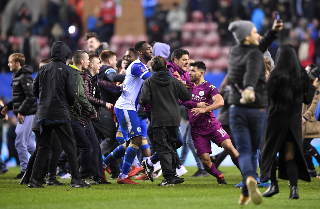Pukulan Sergio Aguero, Kerusuhan Suporter, dan Drama Wigan Vs Manchester City di DW Stadium
