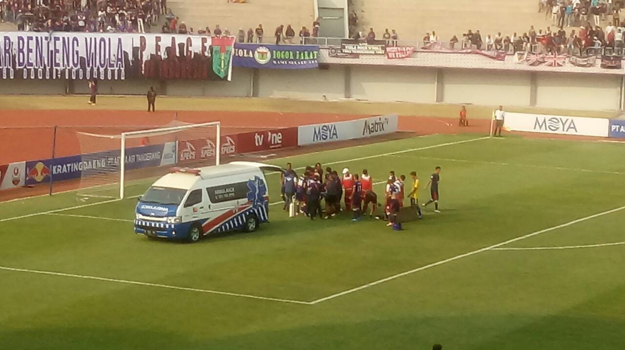 Liga 2: Diwarnai Insiden Penonton ke Lapangan dan Kiper Dibawa Ambulans, Persita Tangerang Gagal Menang