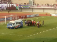 Liga 2: Diwarnai Insiden Penonton ke Lapangan dan Kiper Dibawa Ambulans, Persita Tangerang Gagal Menang