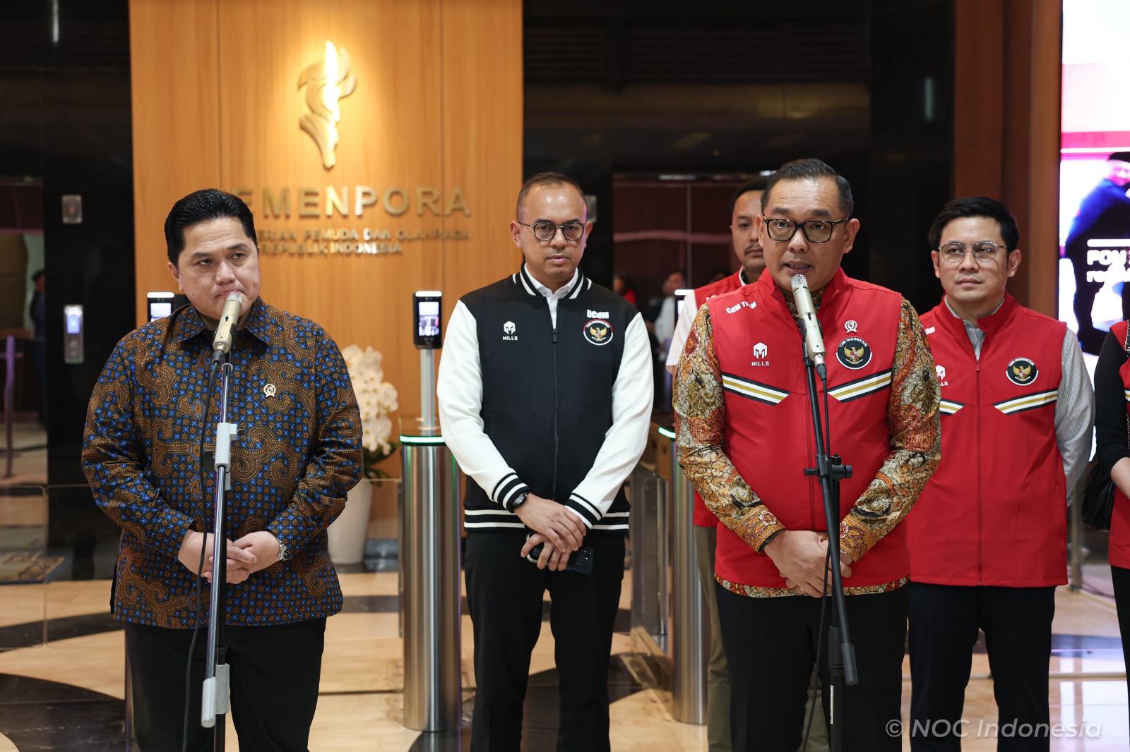 Menpora Erick Thohir dan CdM Indonesia untuk Asian Games 2026, Todotua Pasaribu. (NOC Indonesia)