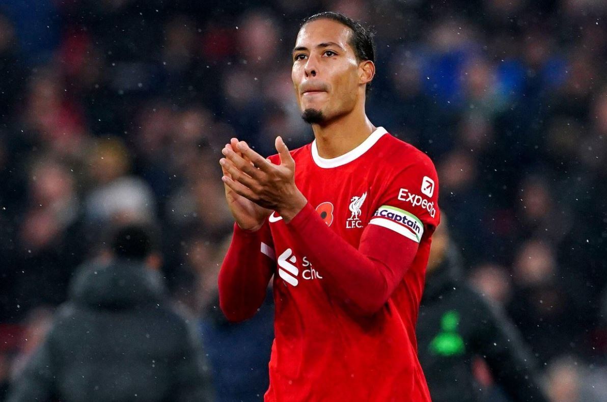 Manchester United Disebut Parkir Bus di Anfield, Van Dijk Kena Semprot Roy Keane