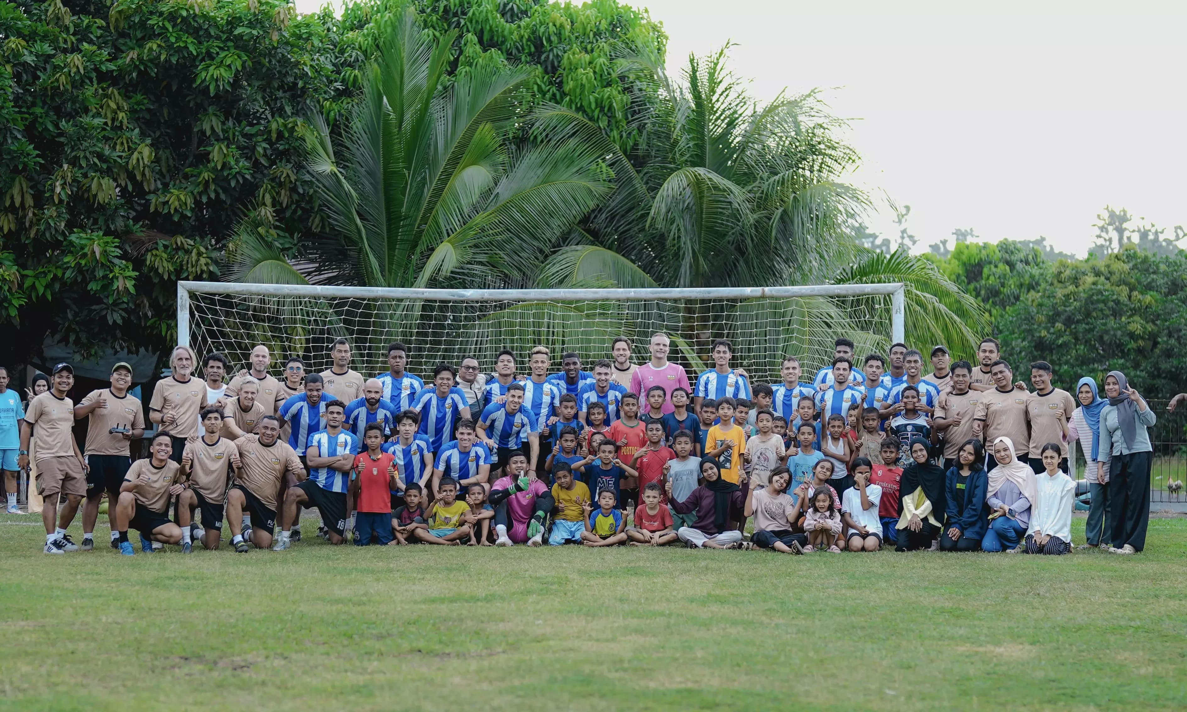 Dewa United Banten FC Berbagi Kebahagiaan dengan Anak-Anak di Ternate