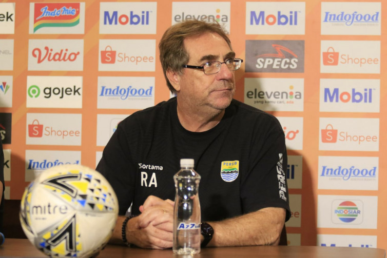 Robert Rene Alberts Sayangkan Absennya Dua Pemain di Partai Pamungkas Persib Bandung