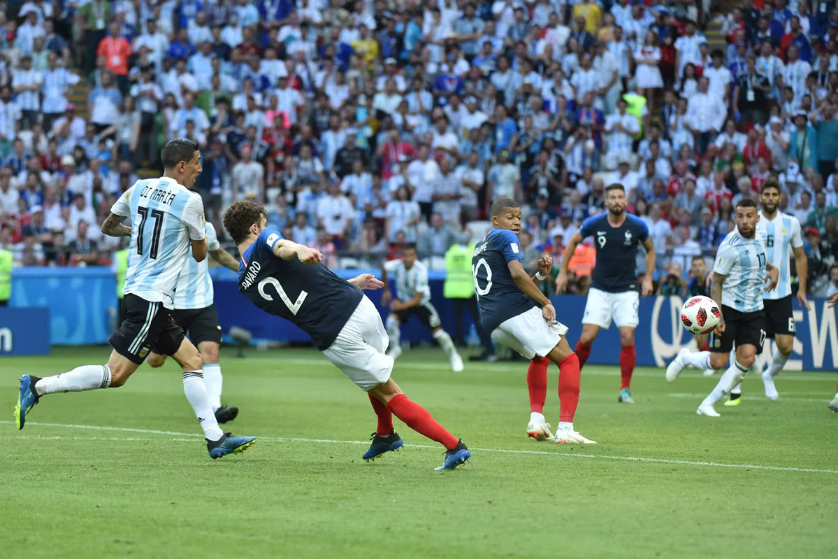 Bek Prancis, Benjamin Pavard, saat mencetak gol ke gawang Argentina di Piala Dunia 2018. (FIFA)