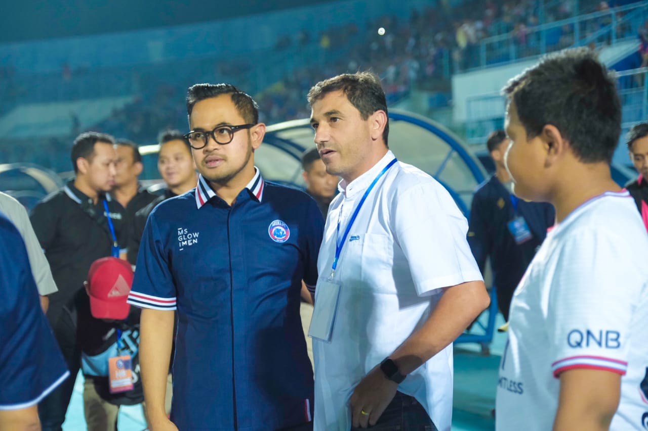 Presiden Arema FC Imbau Stop Nyanyian Rasis dan Menyalakan Flare di Stadion Kanjuruhan
