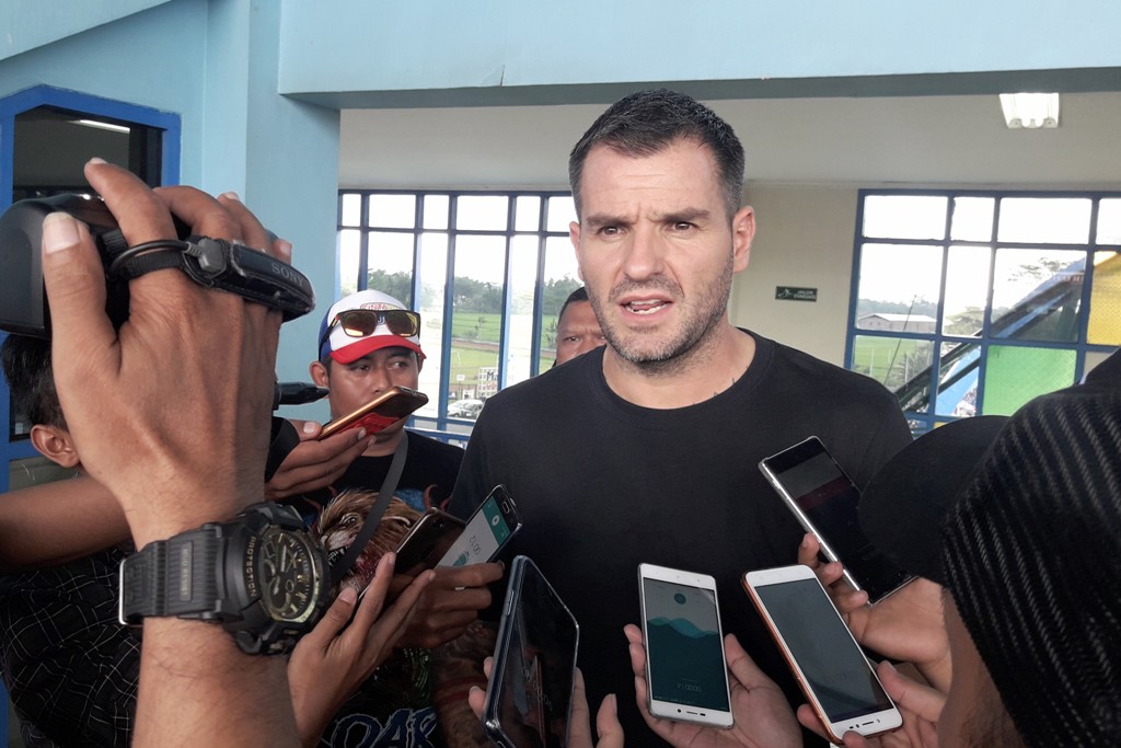 Pelatih Timnas Simon McMenemy Berkelit Pemain Incaran dalam Laga Arema FC Vs Persita
