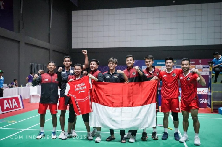 Tim Bulu Tangkis Putra Indonesia Beri Penghormatan untuk Syabda Belawa di Podium Juara